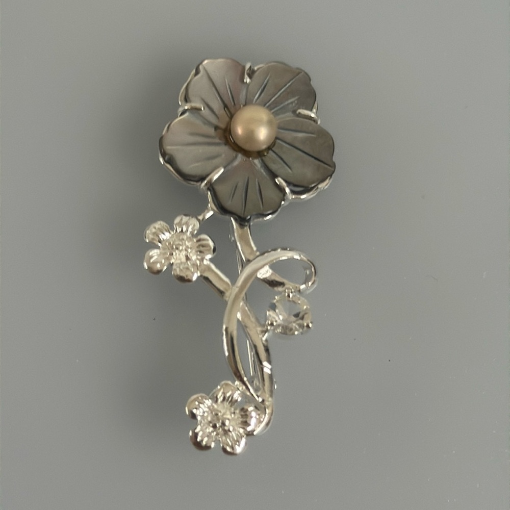 Elegant 925 silver pearl detail flower brooch